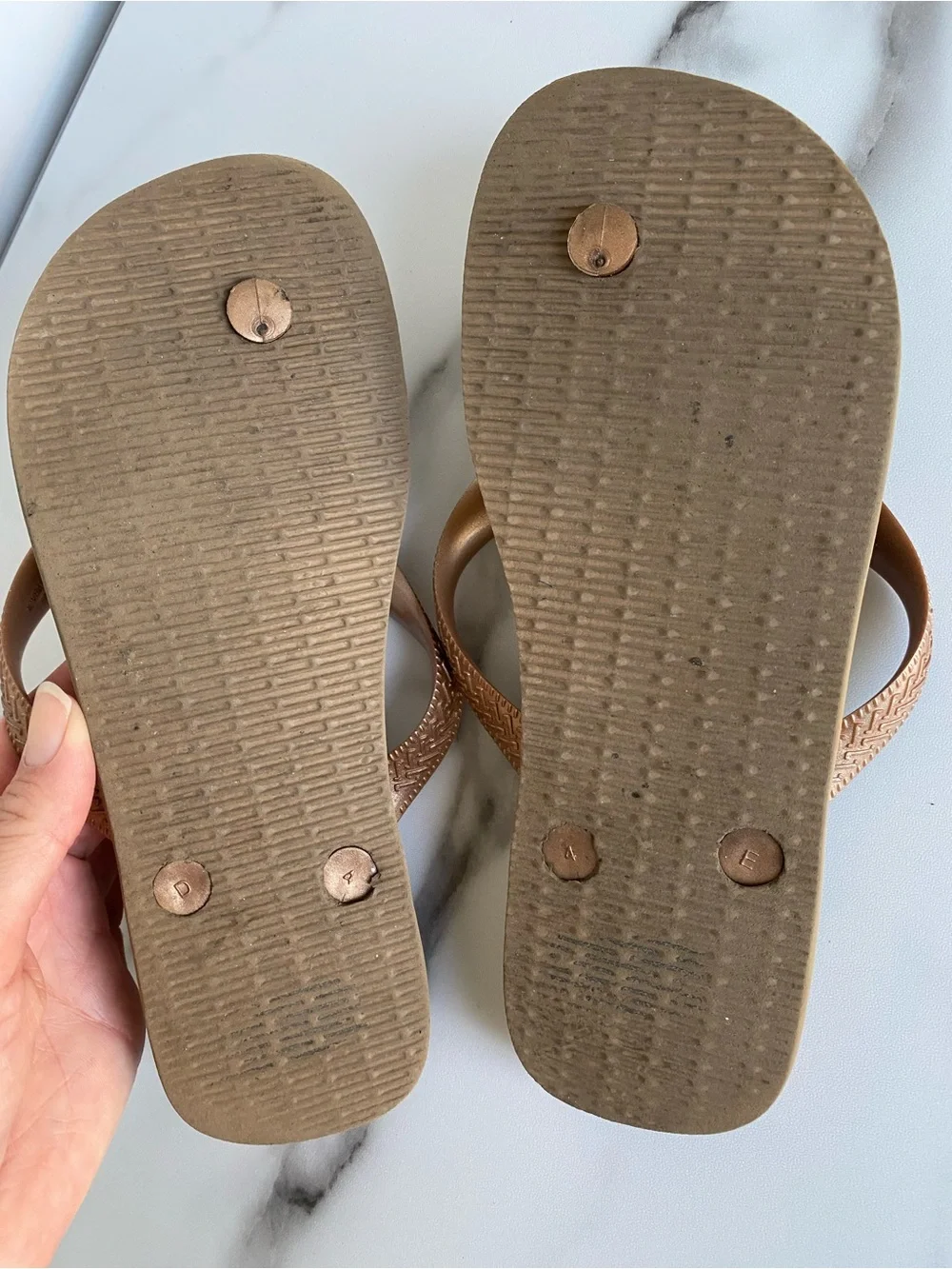 havaianas womens size 7/8 tan gold flip flop sandals